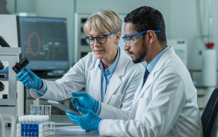 découvrez les meilleures pratiques pour assurer une transmission efficace des savoirs dans les laboratoires pharmaceutiques et favoriser l'innovation et la sécurité.